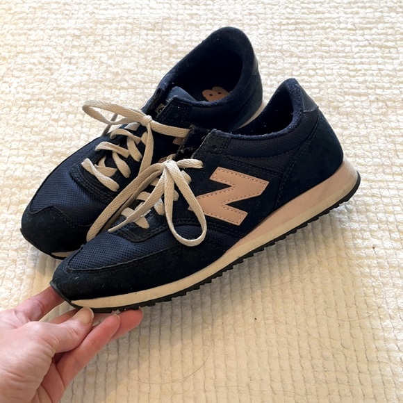 Classic Dark Blue and pink logo New Balance women shoes in perfect conditions. - Picture 3 of 4